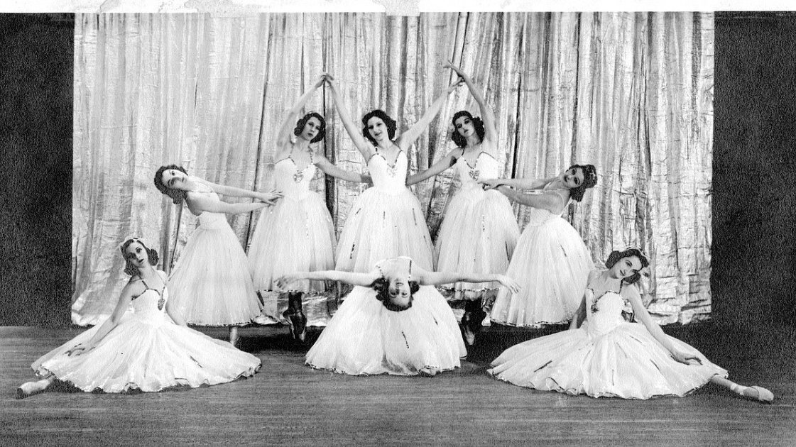 Mundo da Dança - HISTÓRIA DO FREVO Em meados do século XIX, em