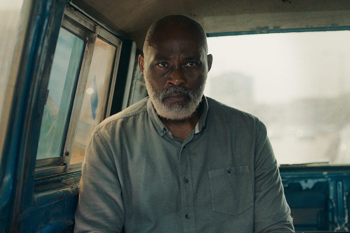 Homem mais velho, com uma expressão séria e preocupada no rosto.