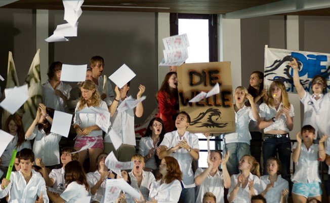 Panfletos no jogo de polo aquático, filme A onda.