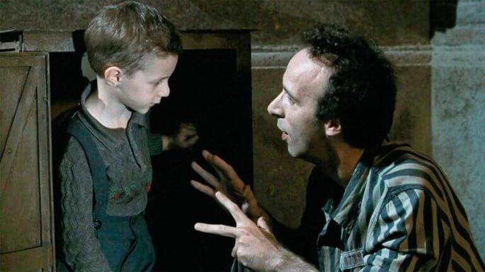 cena de filme A vida é bela mostra pai e filho durante a guerra