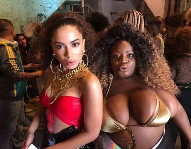 Anitta e Jojo nas filmagens do vídeo.