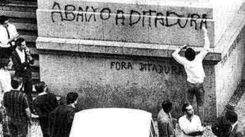 Pichação num muro onde se lê abaixo a ditadura