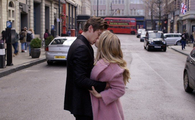 Casal se beijando no meo da rua.