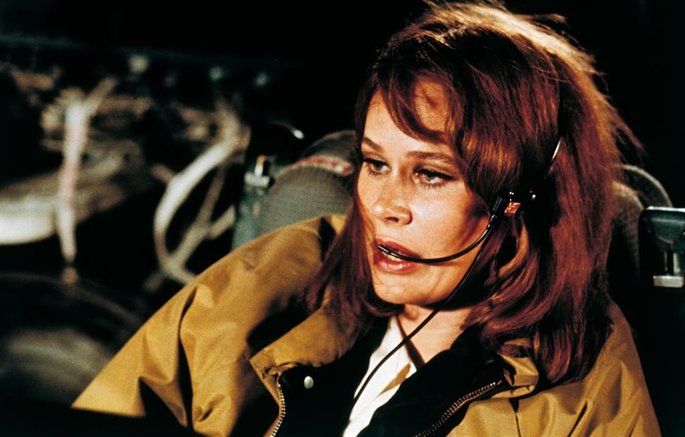 Mulher pilotando avião