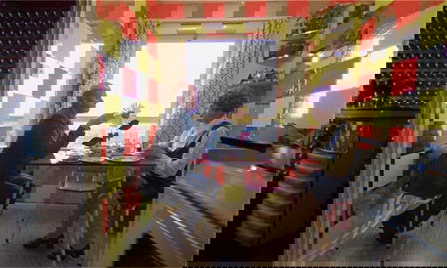 Pais de Alex na cozinha