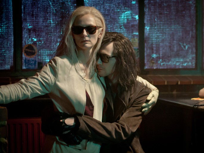Casal de vampiros se abraçando.