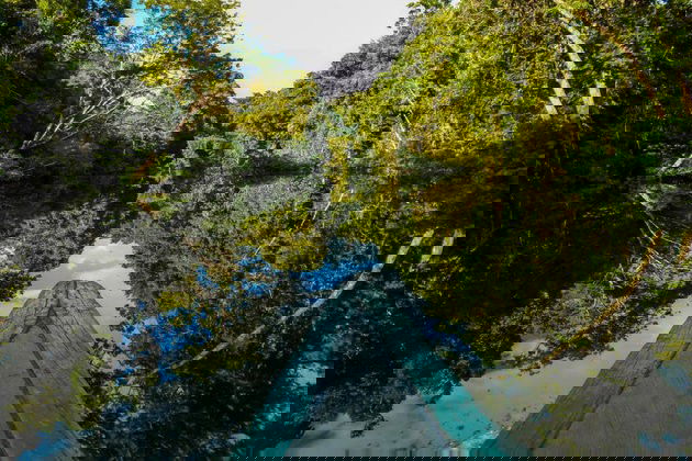 Imagem de uma canoa no rio.