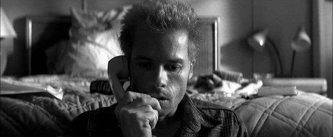 Frame: Leonard falando no telefone