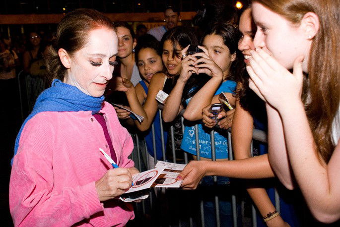 Ana Botofogo dando autógrafos