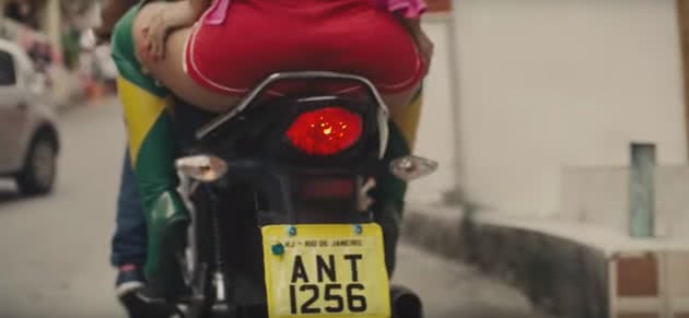Placa da moto no vídeo