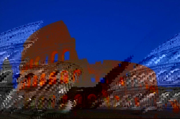 coliseu romano, enorme anfiteatro feito de pedras