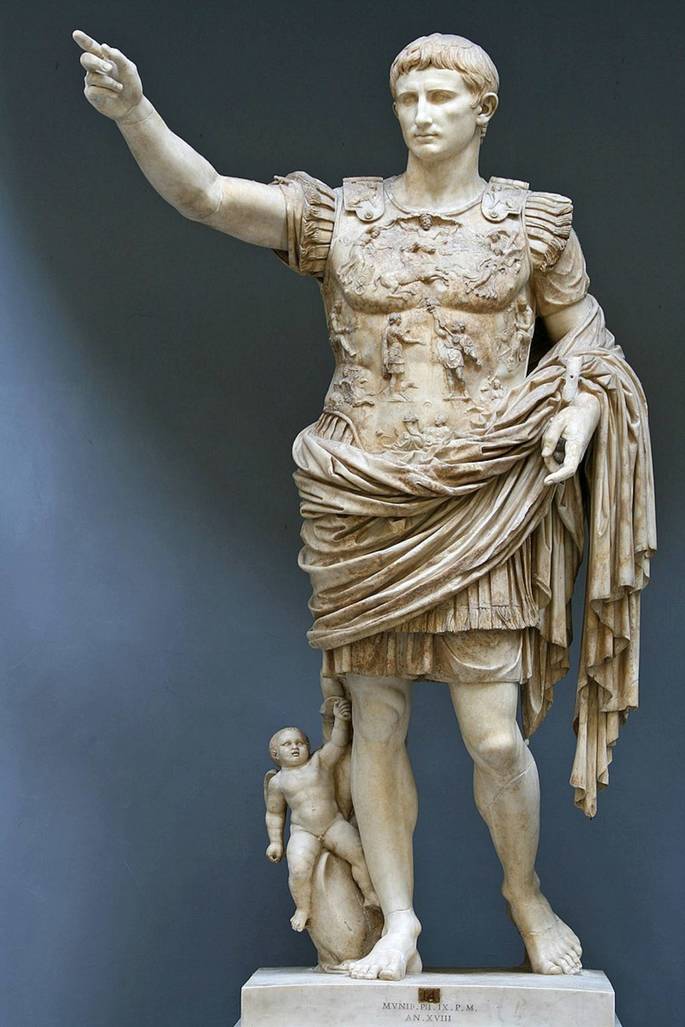 escultura romana exibindo Augusto de Prima Porta, imperador com braço direito estendido