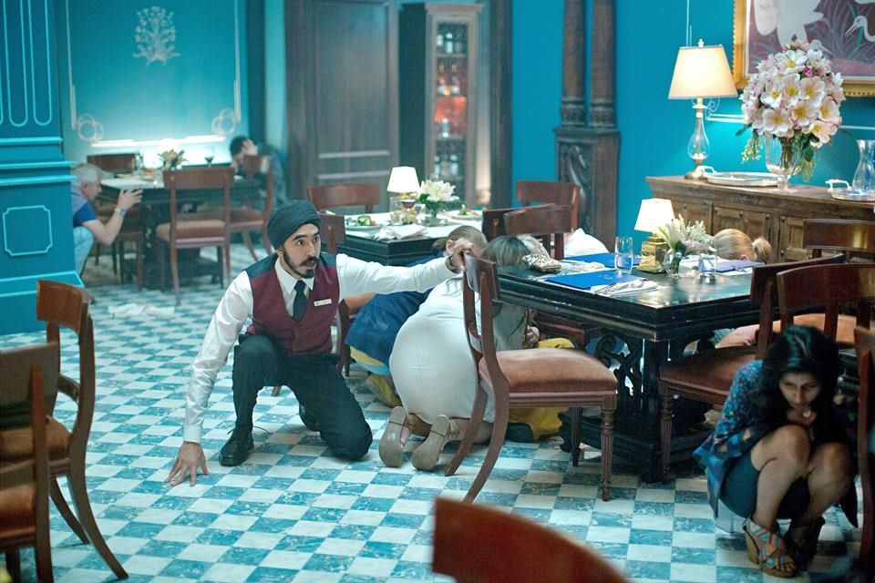 Funcionarios e hóspedes tentando se proteger.