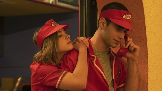 Casal com roupa de trabalho, abraçado.