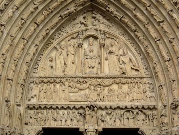 Pórtico de Santa Ana, repare nos detalhes das esculturas.