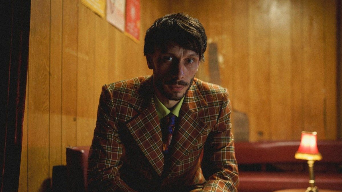 Donny, o protagonista que é perseguido por Martha, resolve contar a sua história num espetáculo de comédia.