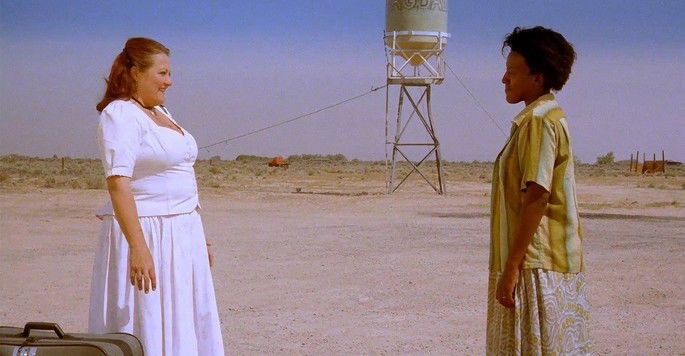 Cena do filme Bagdad Café exibe duas mulheres em paisagem desértica
