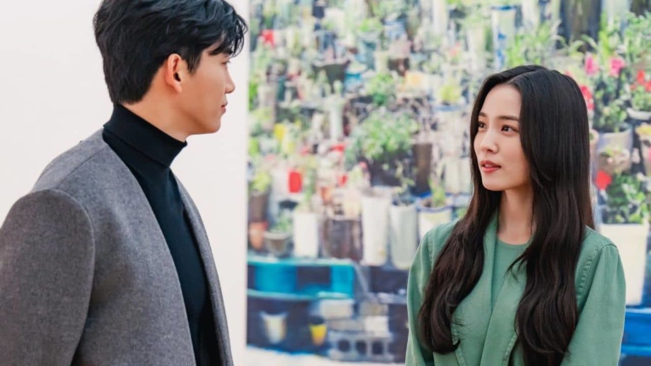 Homem e mulher se olhando.