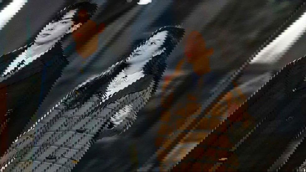 Casal jovem, caminhando na rua de mãos dadas.