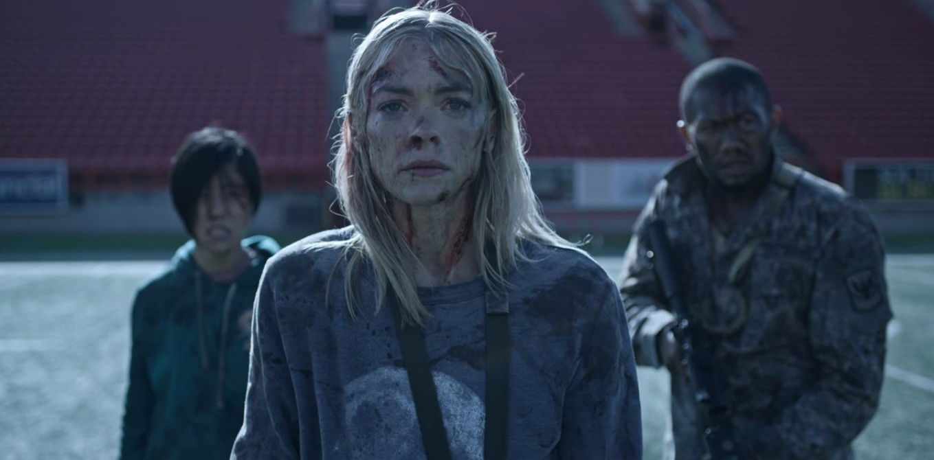 Mulher com o rosto sujo e expressão de desespero.