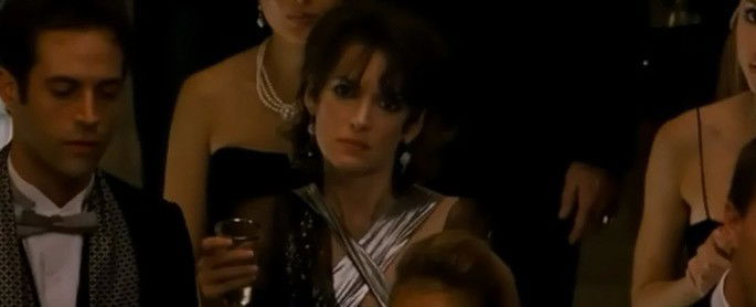 Beth vendo a apresentação de Nina.