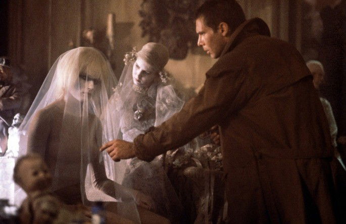 Pris se disfarça entre os brinquedos de Sebastian em Blade Runner