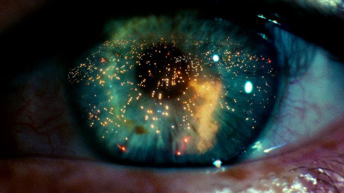 olho com reflexos de luzes e chamas em filme blade runner