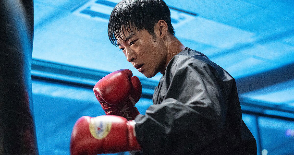 Lutador de boxe, dentro de um ringue.