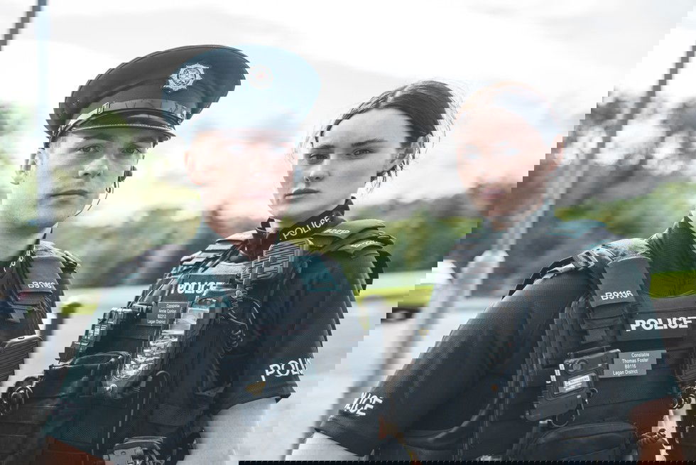 Homem e mulher com uniformes de policial.