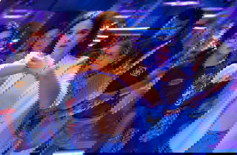 Bruna Marquezine em cena de Besouro Azul