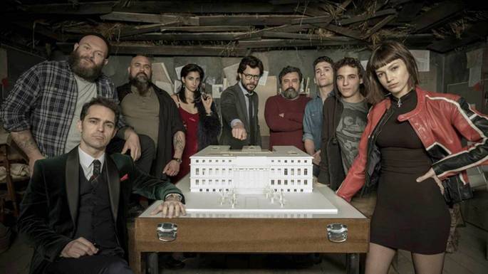 O professor, no centro da imagem, envolve com a banda um modelo da Fábrica da Moeda de Madri.