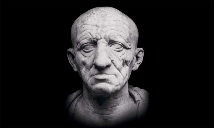 escultura romana exibindo cabeça de homem idoso