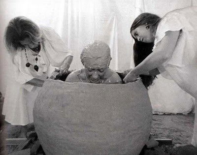 Mulher dentro de vaso de barro