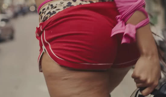 Imagem do corpo de Anitta, no vídeo, sem retoques digitais.