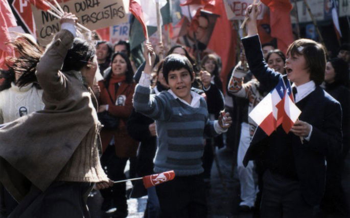 cena de filme Machuca exibe crianças em um protesto