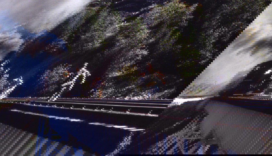 Garotos correm de trem sobre uma ponte