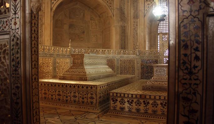 Cenotáfios de Shah Jahan (à direita) e Mumtaz Mahal (à esquerda).