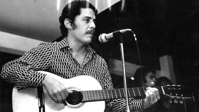 Chico Buarque se apresentando em 1971.