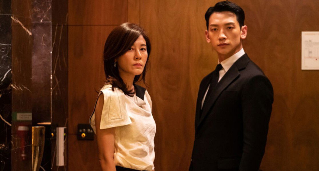 Mulher e homem olhando para a câmera, com expressão enigmática.