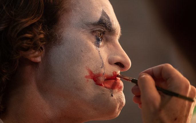 Arthur se pintando de Coringa.