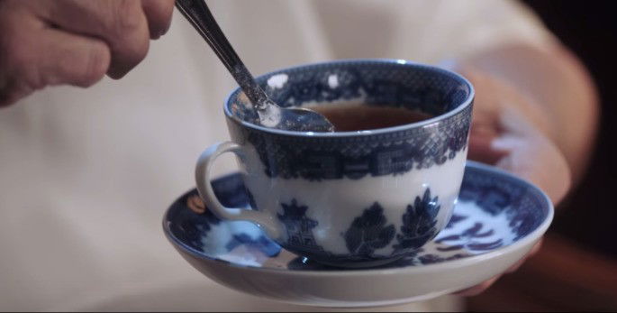 Missy hipnotizando com a xícara do chá