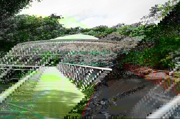 A passarela sobre o lago que dá acesso à Ópera de Arame.