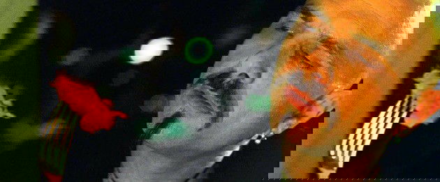 Cypher comendo um bife