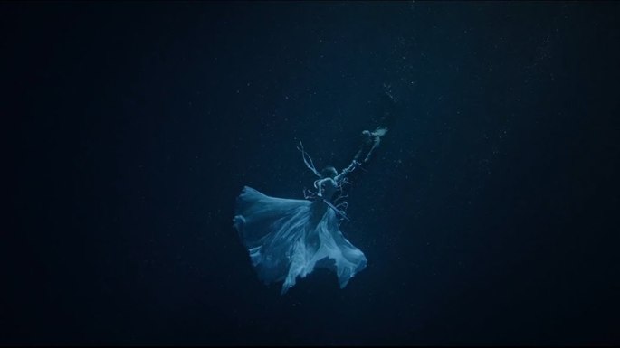 Dama do Lago aparece para devolver a espada