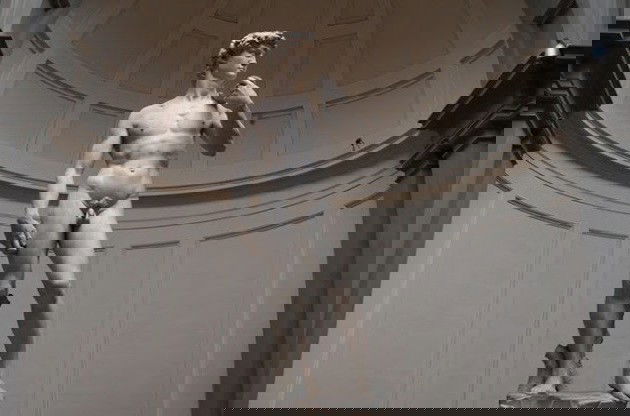 Davi, de Michelangelo é uma escultura de um homem nu em grandes proporções