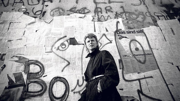 Retrato de David Bowie no Muro de Berlim (1987)