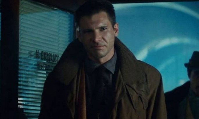 Harisson Ford vive Deckard em blade runner. Ele está de pé com um casaco marrom e atmosfera azulada