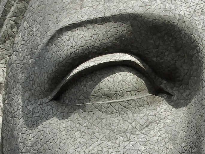 Detalhe de Cristo Redentor mostrando o olho e a superfície com tesselas