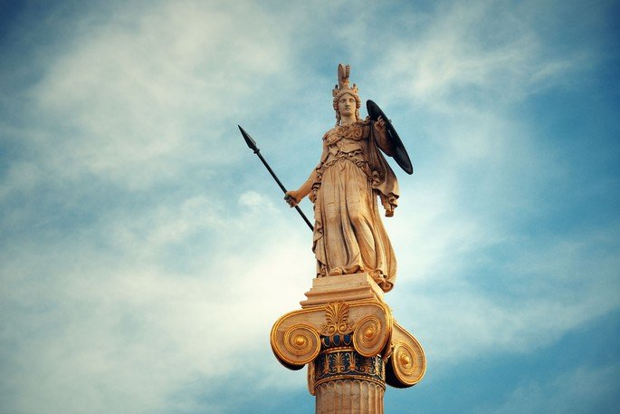 Estátua da deusa Atena com céu azul ao fundo