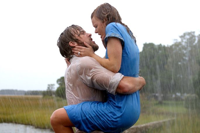 Casal abraçado na chuva.